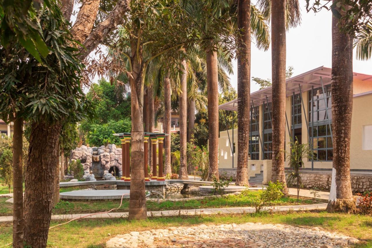 Royal Tiger Luxury Resort 4 Star Sauraha Ngoại thất bức ảnh