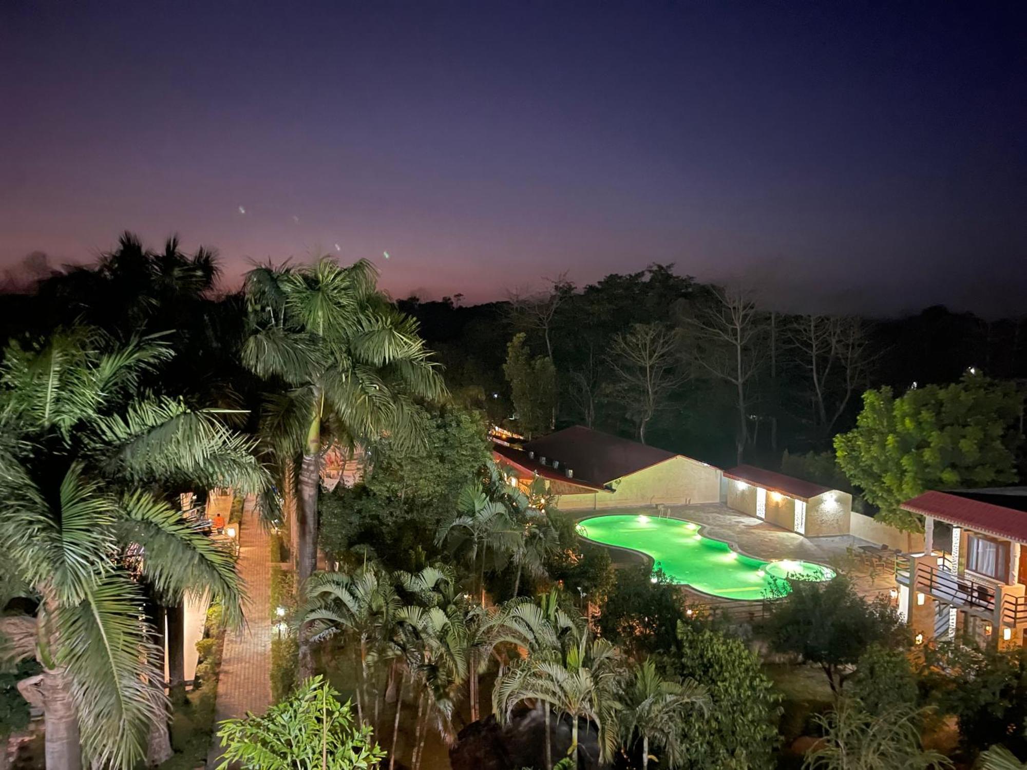 Royal Tiger Luxury Resort 4 Star Sauraha Ngoại thất bức ảnh