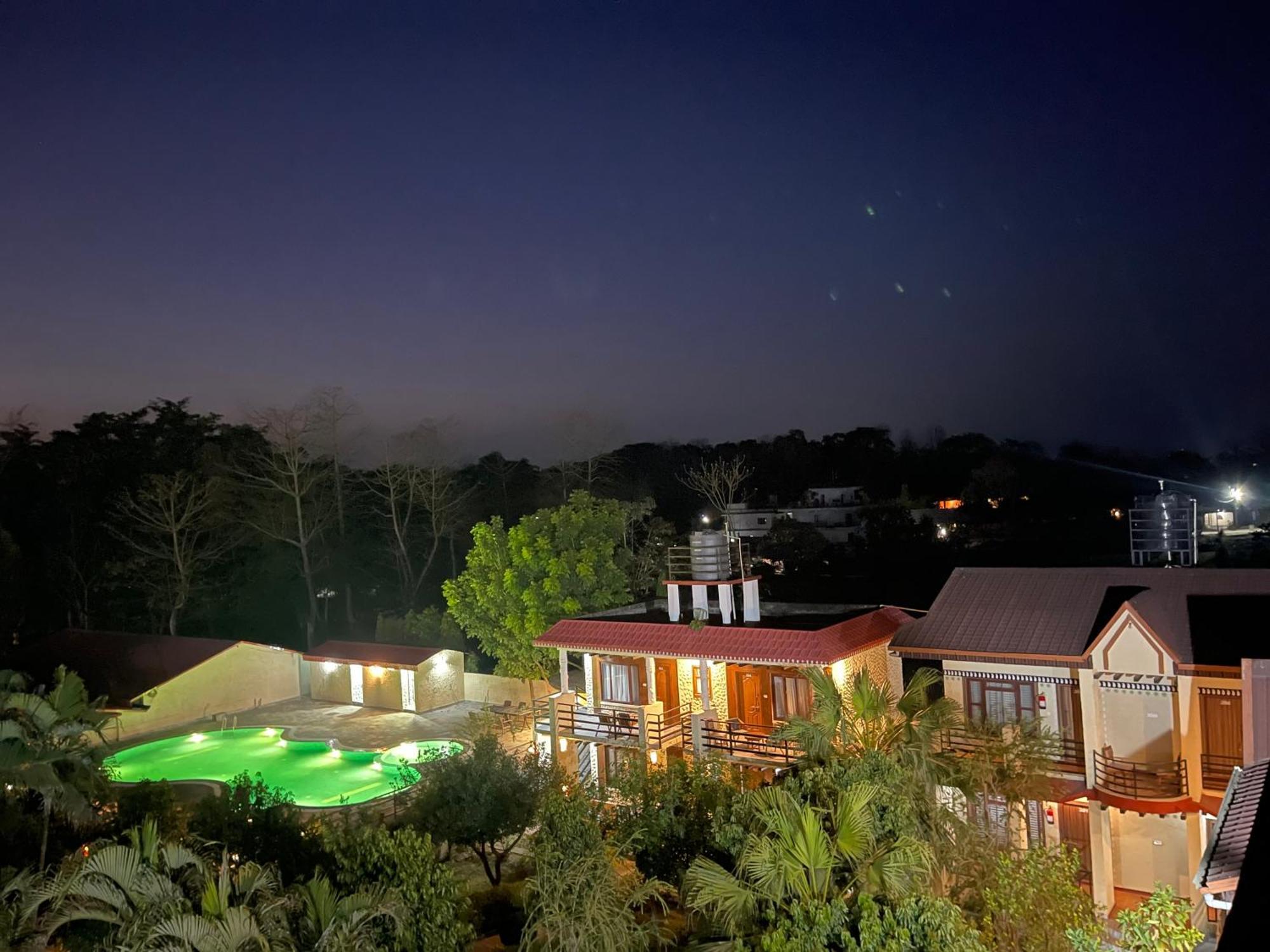 Royal Tiger Luxury Resort 4 Star Sauraha Ngoại thất bức ảnh