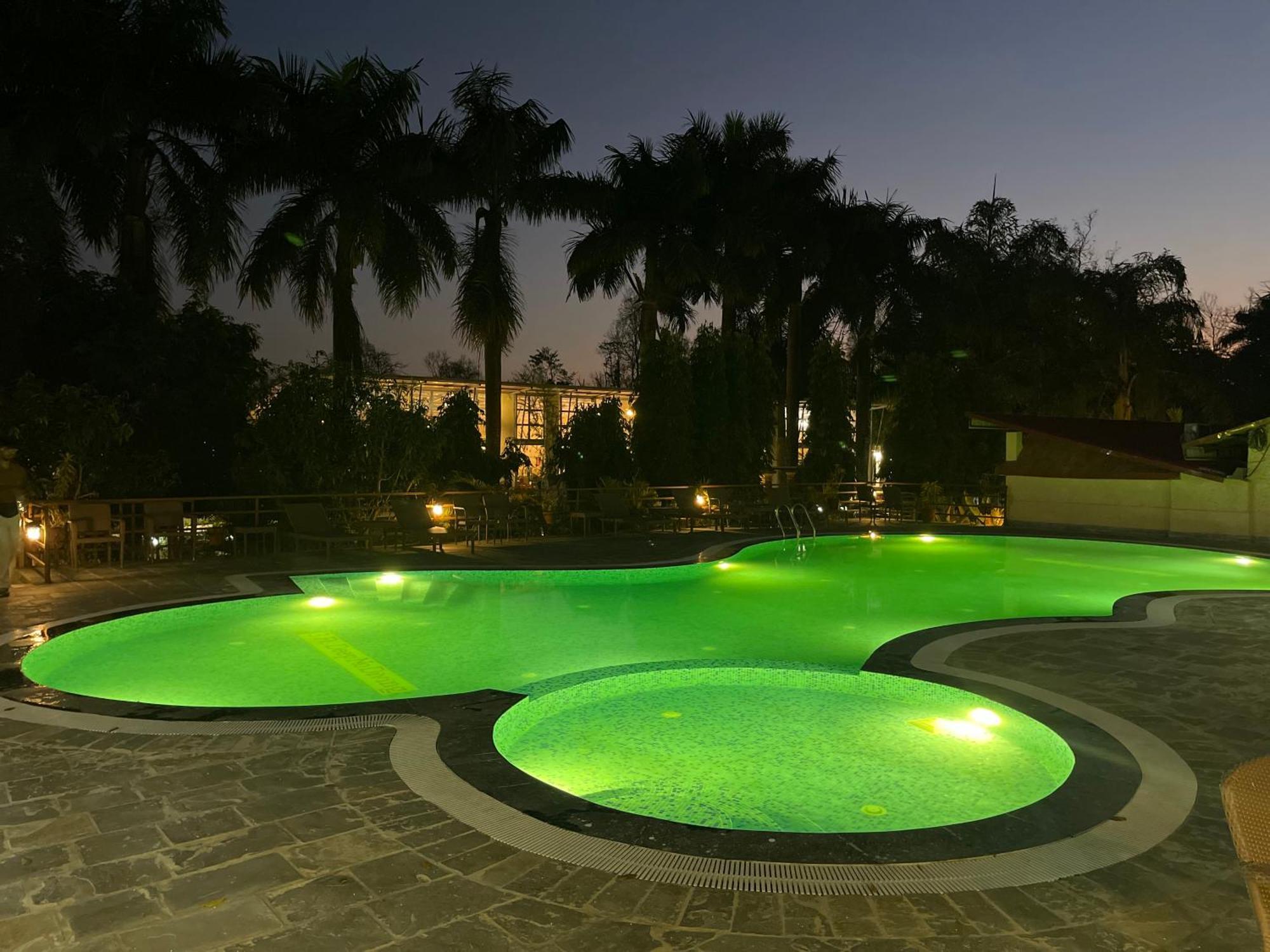 Royal Tiger Luxury Resort 4 Star Sauraha Ngoại thất bức ảnh