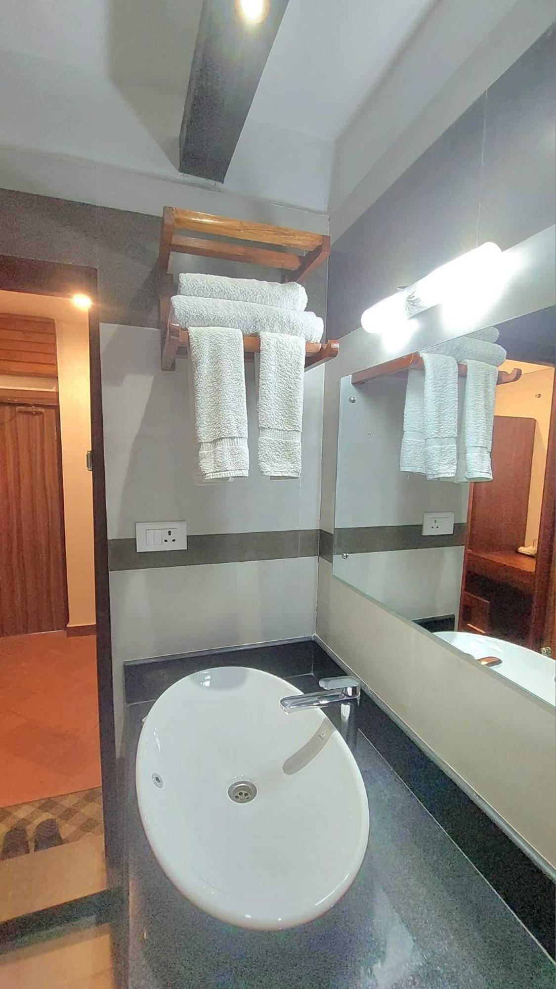 Royal Tiger Luxury Resort 4 Star Sauraha Ngoại thất bức ảnh