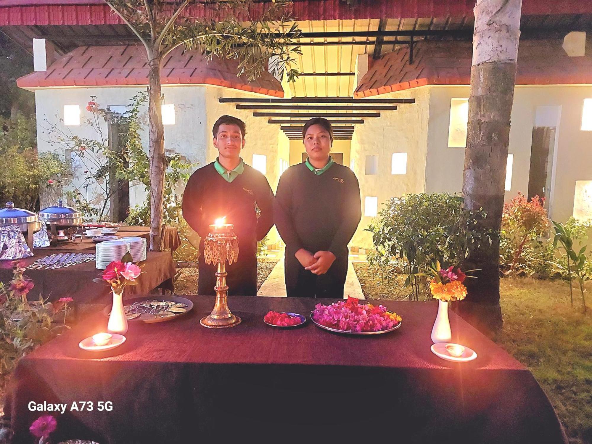 Royal Tiger Luxury Resort 4 Star Sauraha Ngoại thất bức ảnh