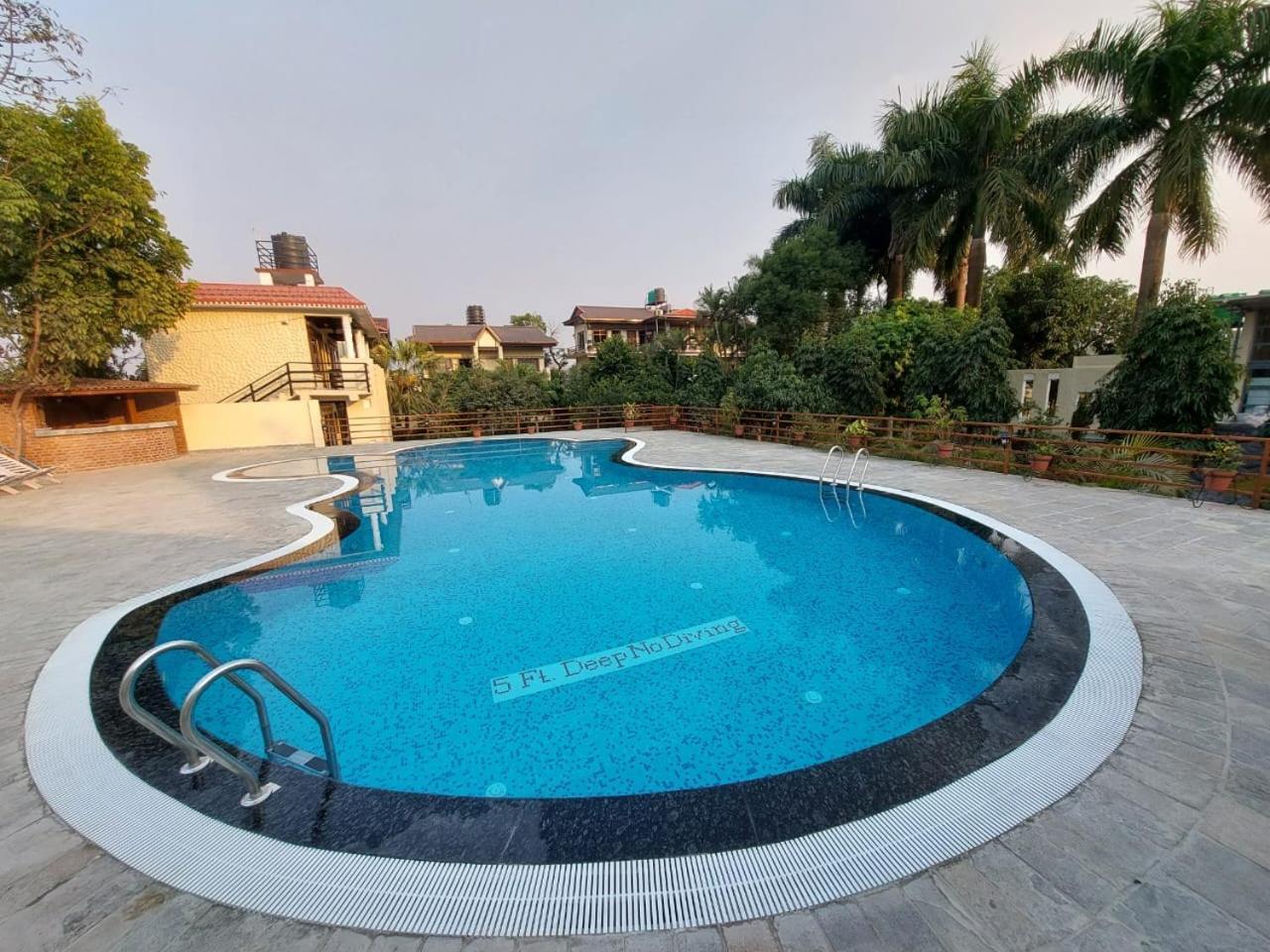 Royal Tiger Luxury Resort 4 Star Sauraha Ngoại thất bức ảnh