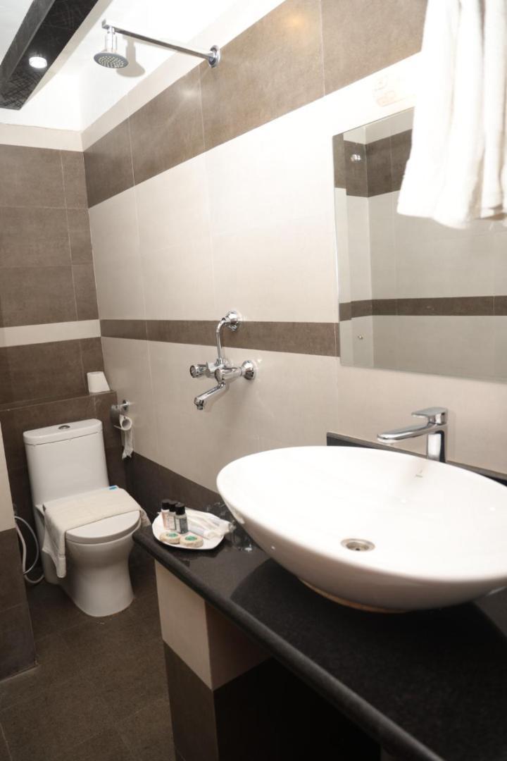 Royal Tiger Luxury Resort 4 Star Sauraha Ngoại thất bức ảnh